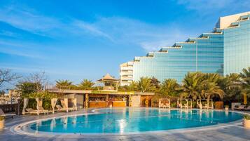 3 piscines extérieures, cabanons gratuits, parasols de plage