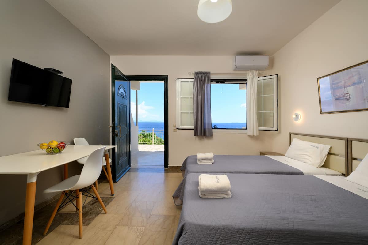 Familie vierpersoonskamer, 2 slaapkamers, uitzicht op zee | 1 slaapkamer, luxe beddengoed, een kluis op de kamer, een bureau