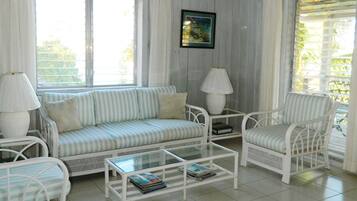 Apartment, 1 King Bed, Sea View | Living room