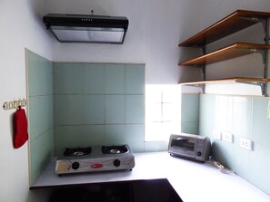 Private kitchen | Mini-fridge, electric kettle