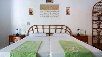 1 habitación, caja de seguridad en la habitación, escritorio y cunas