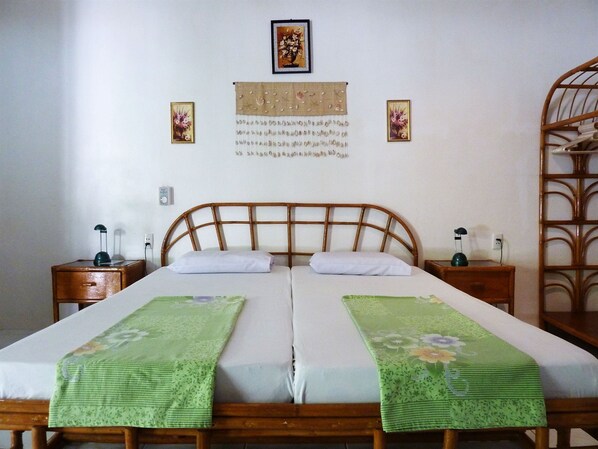 1 Schlafzimmer, Zimmersafe, Schreibtisch, Babybetten