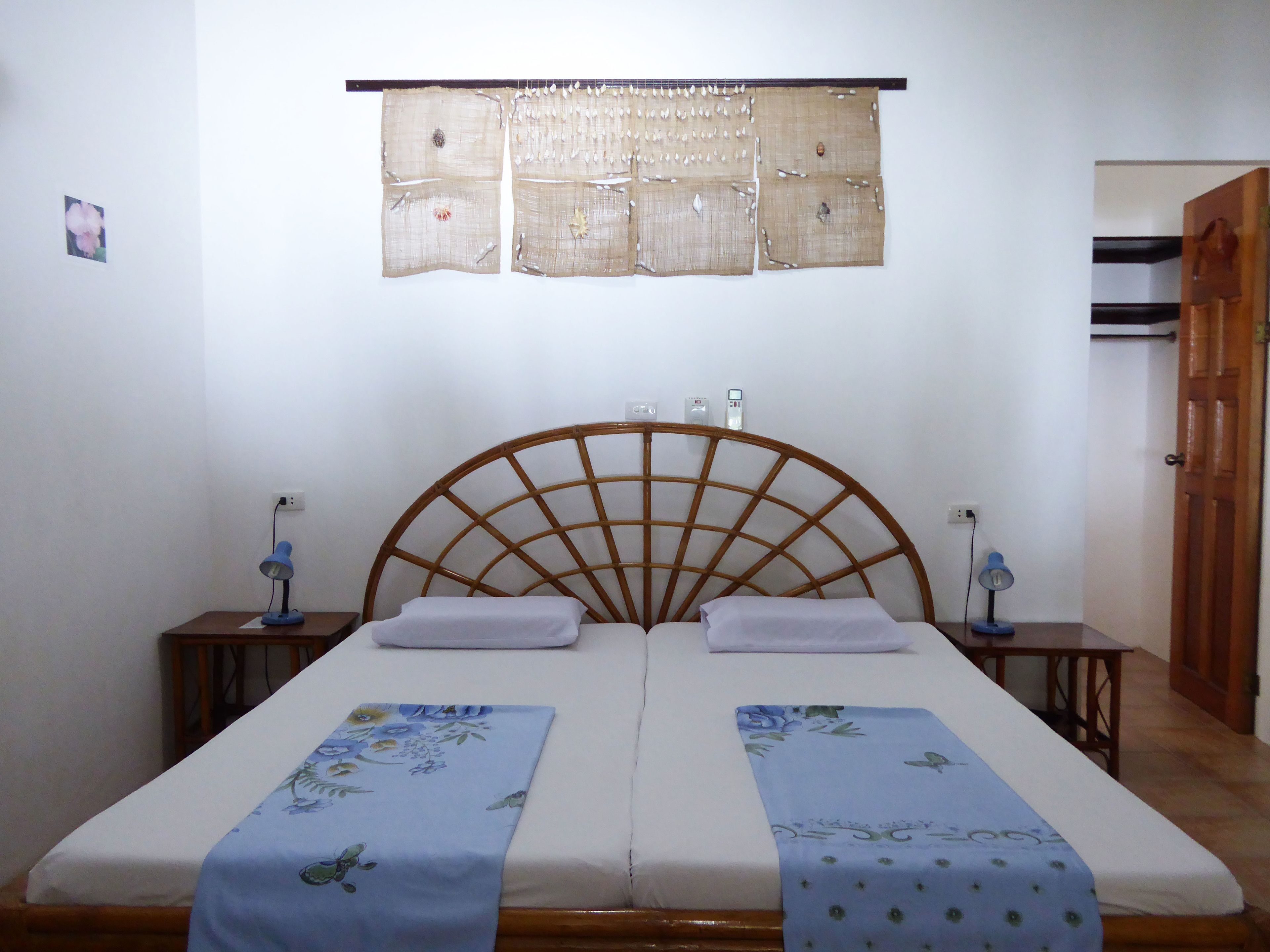 room | in-room safe, desk, cots/infant beds, bed sheets