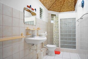 浴室 | 淋浴设施、毛巾、肥皂、洗发水