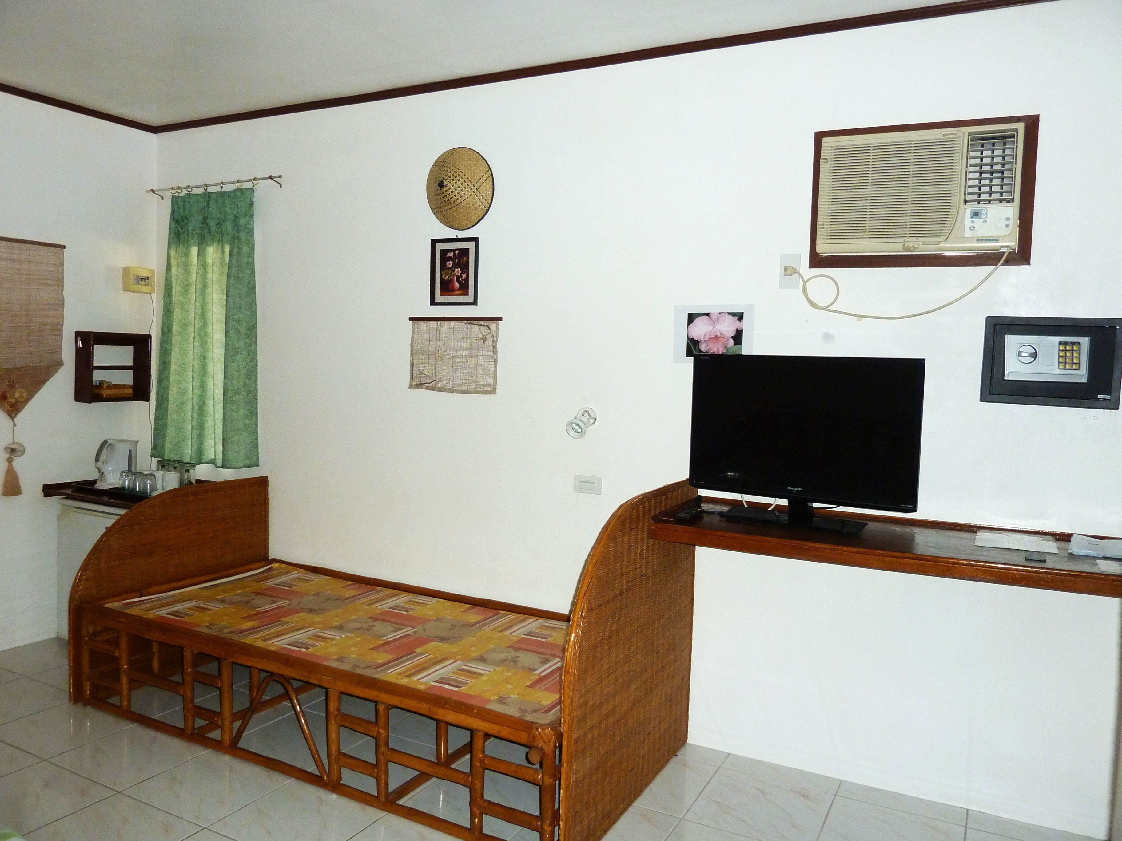 standard room | in-room safe, desk, cots/infant beds, bed sheets