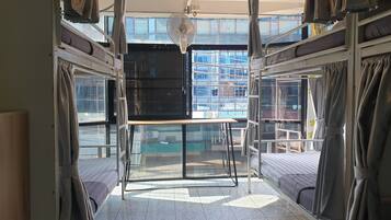 6 Bunk Bed, Mixed Dorm Air | Caja de seguridad en la habitación, cortinas blackout y wifi gratis