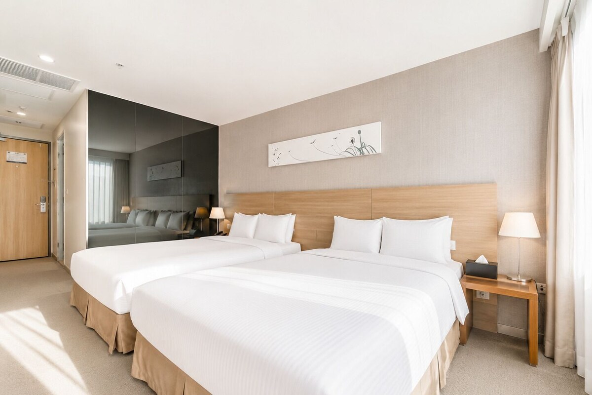 Chambre Deluxe avec lits jumeaux, baignoire | Coffre-fort, bureau, fer et planche à repasser, accès au Wi-Fi (inclus)