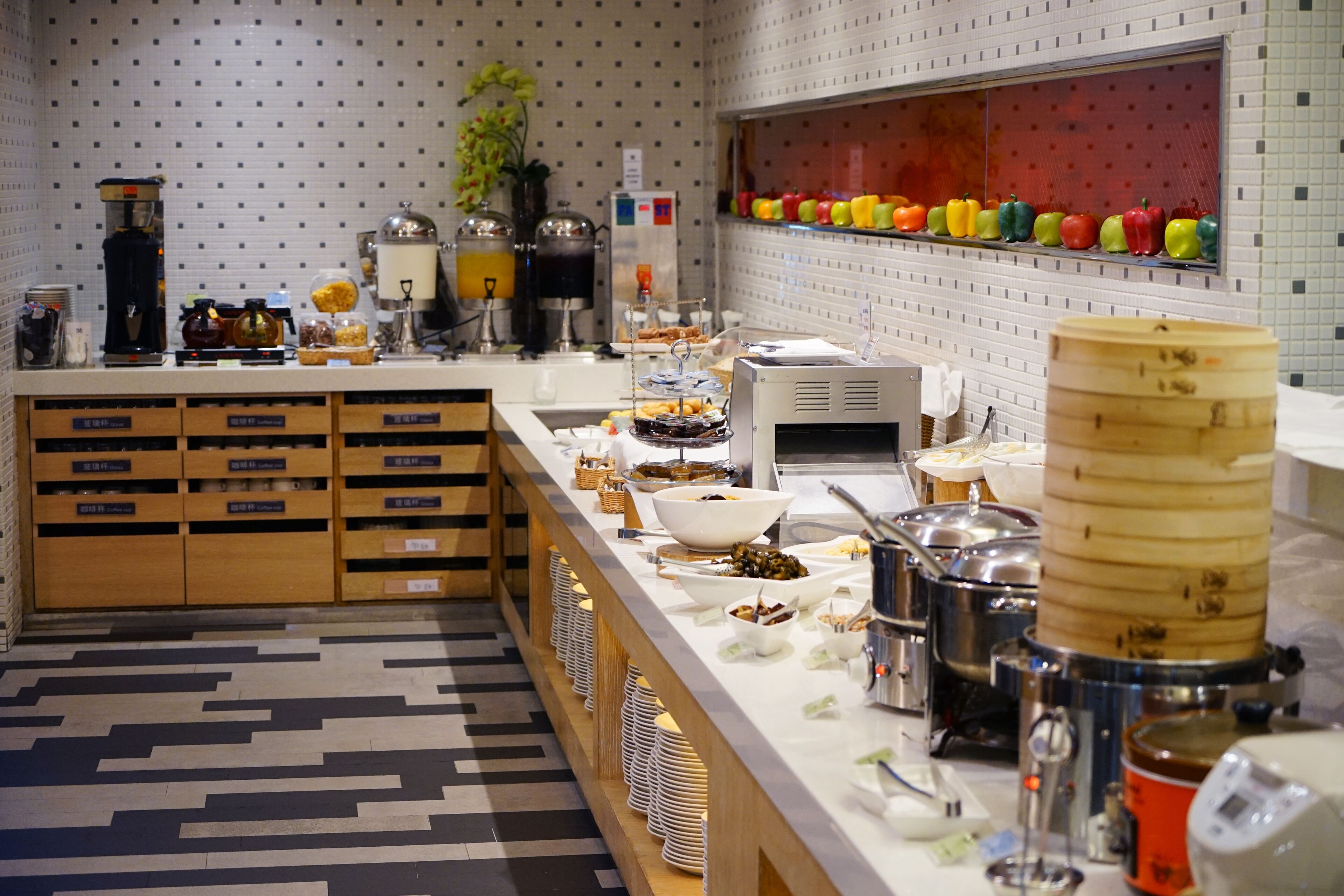 daily buffet breakfast (twd 360 per person)