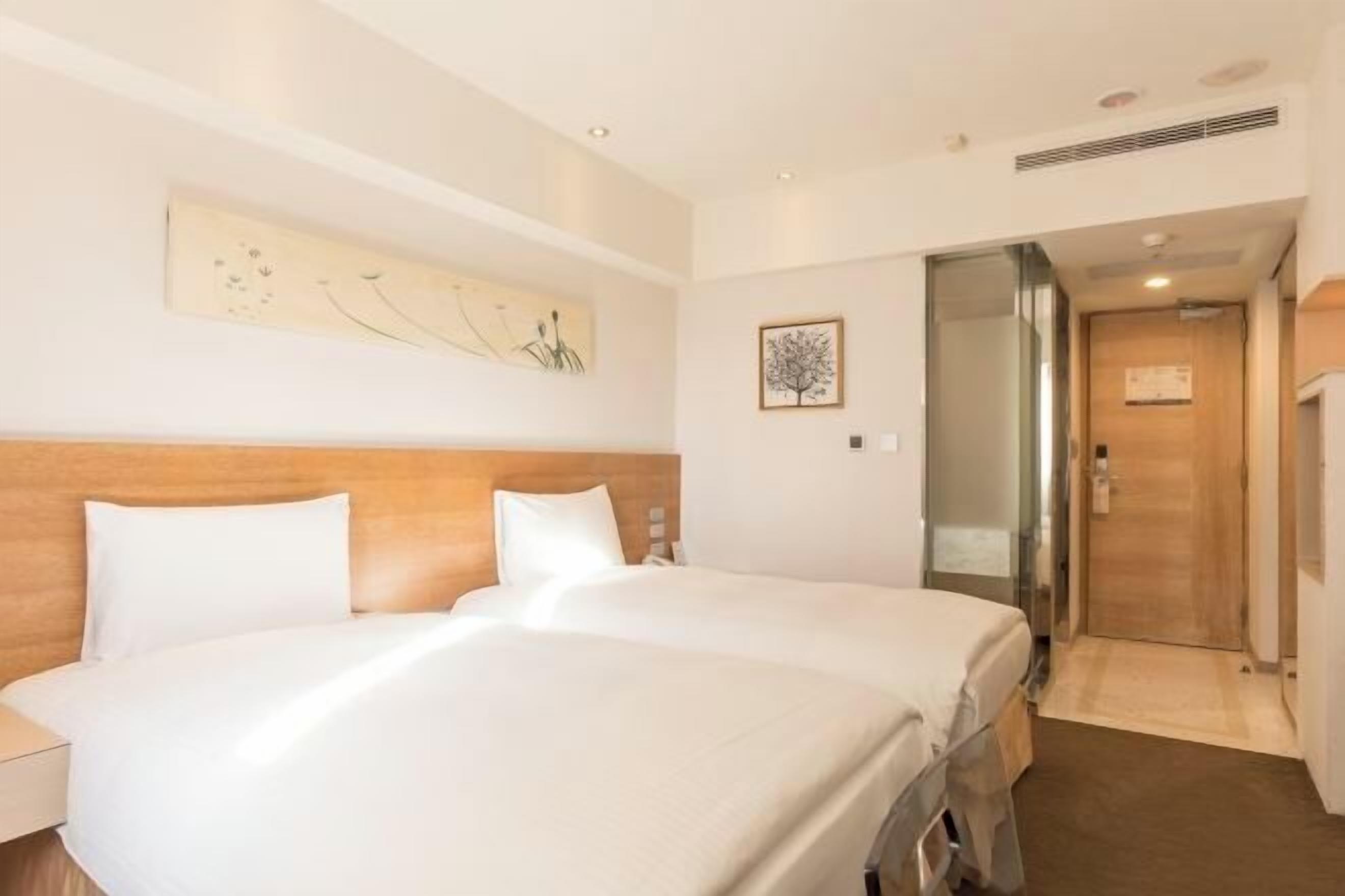 Coffre-fort, bureau, fer et planche à repasser, accès au Wi-Fi (inclus)