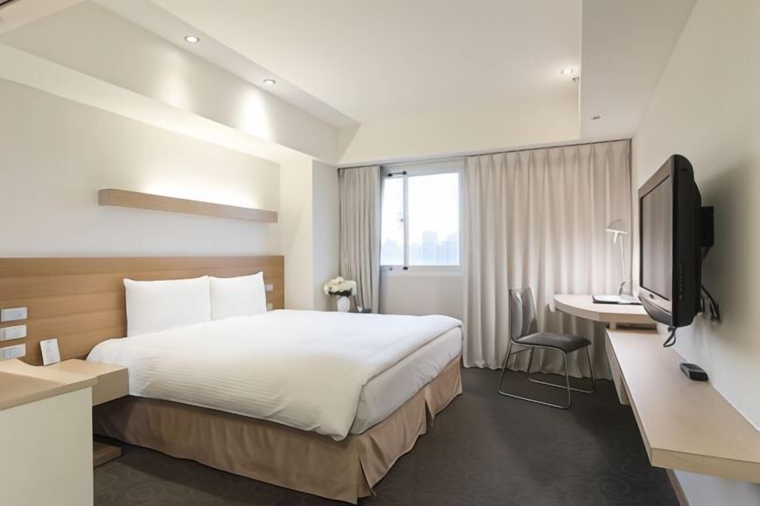 Coffre-fort, bureau, fer et planche à repasser, accès au Wi-Fi (inclus)