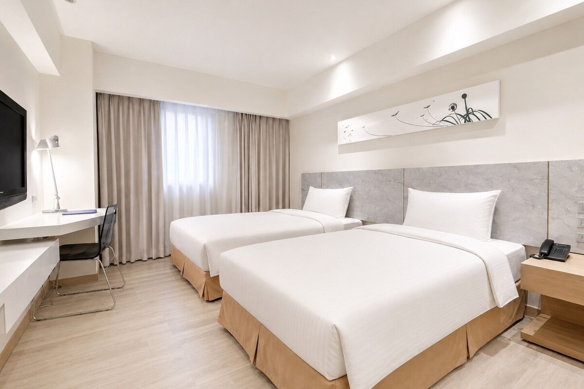 Chambre Standard avec lits jumeaux | Coffre-fort, bureau, fer et planche à repasser, accès au Wi-Fi (inclus)