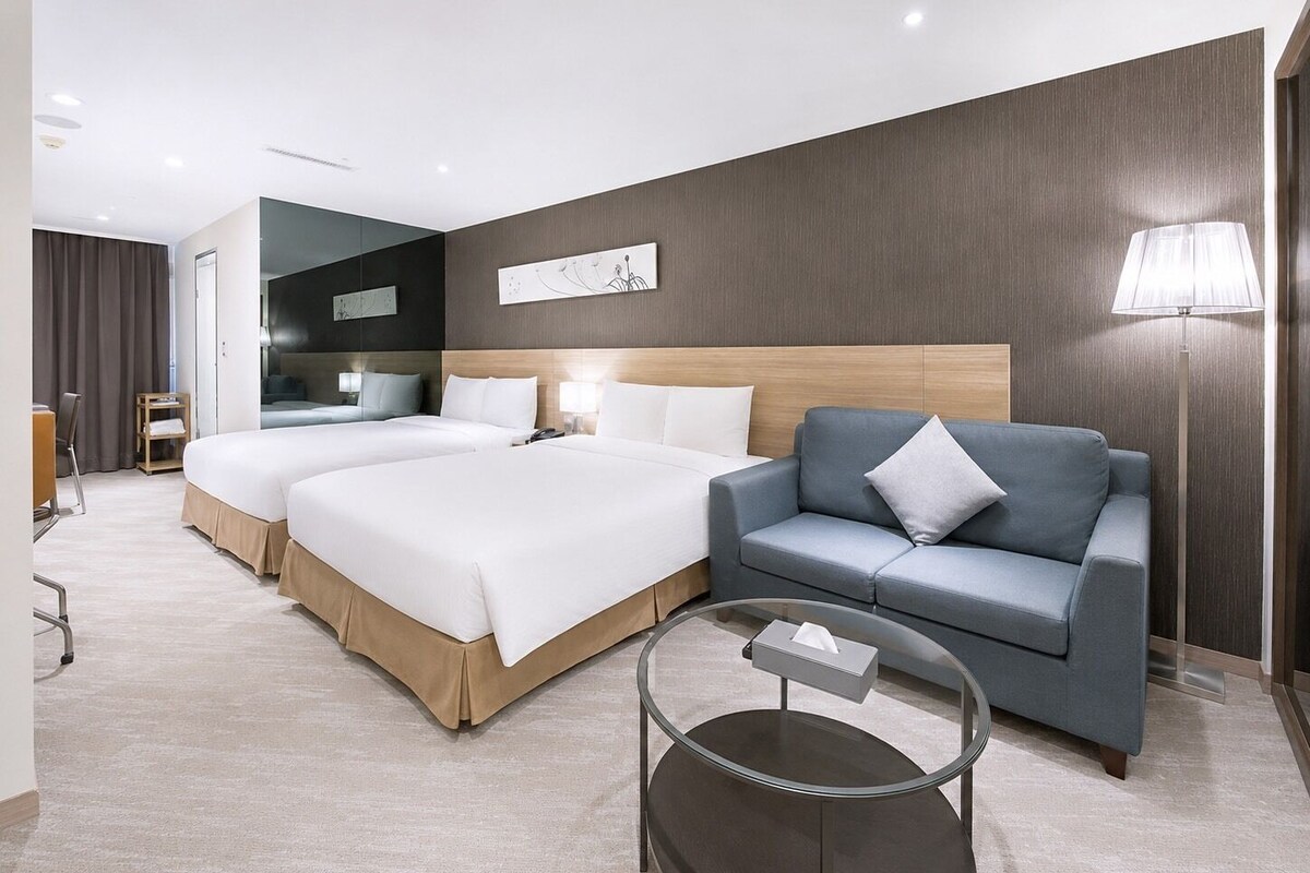 Chambre quadruple Deluxe, baignoire | Coffre-fort, bureau, fer et planche à repasser, accès au Wi-Fi (inclus)