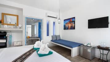 Deluxe Room | In-room safe, soundproofing, WiFi, bed sheets