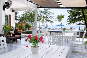 Daily cooked-to-order breakfast (THB 300 per person)