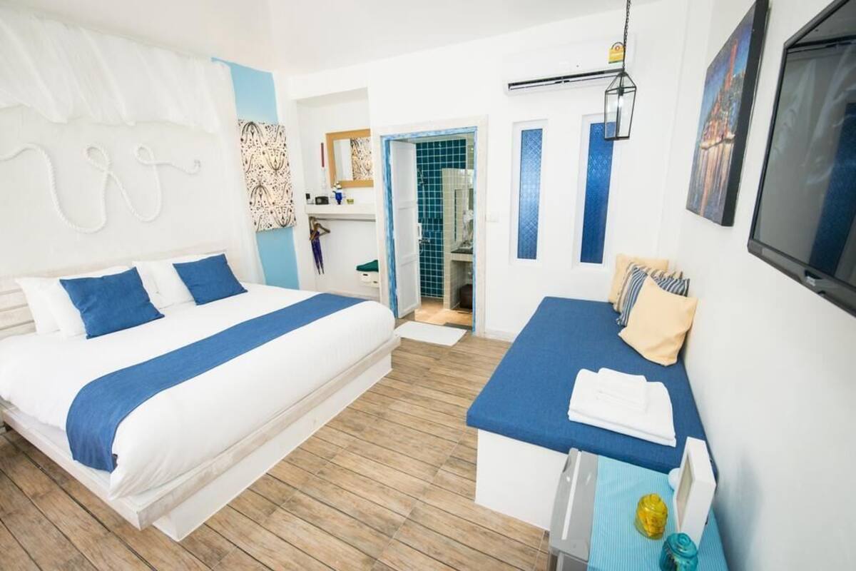 In-room safe, soundproofing, WiFi, bed sheets