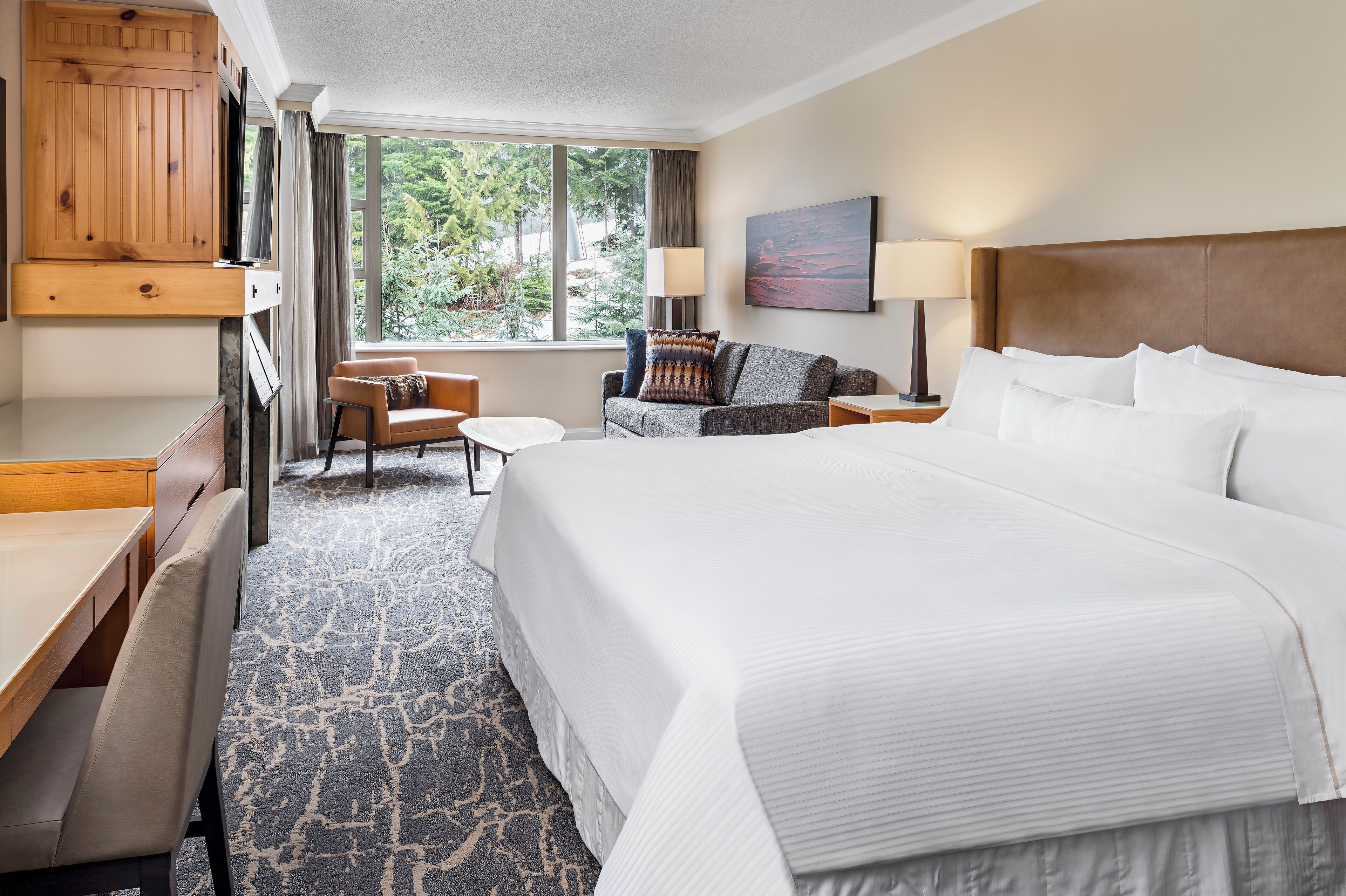 Minibar, in-room safe, desk, iron/ironing board