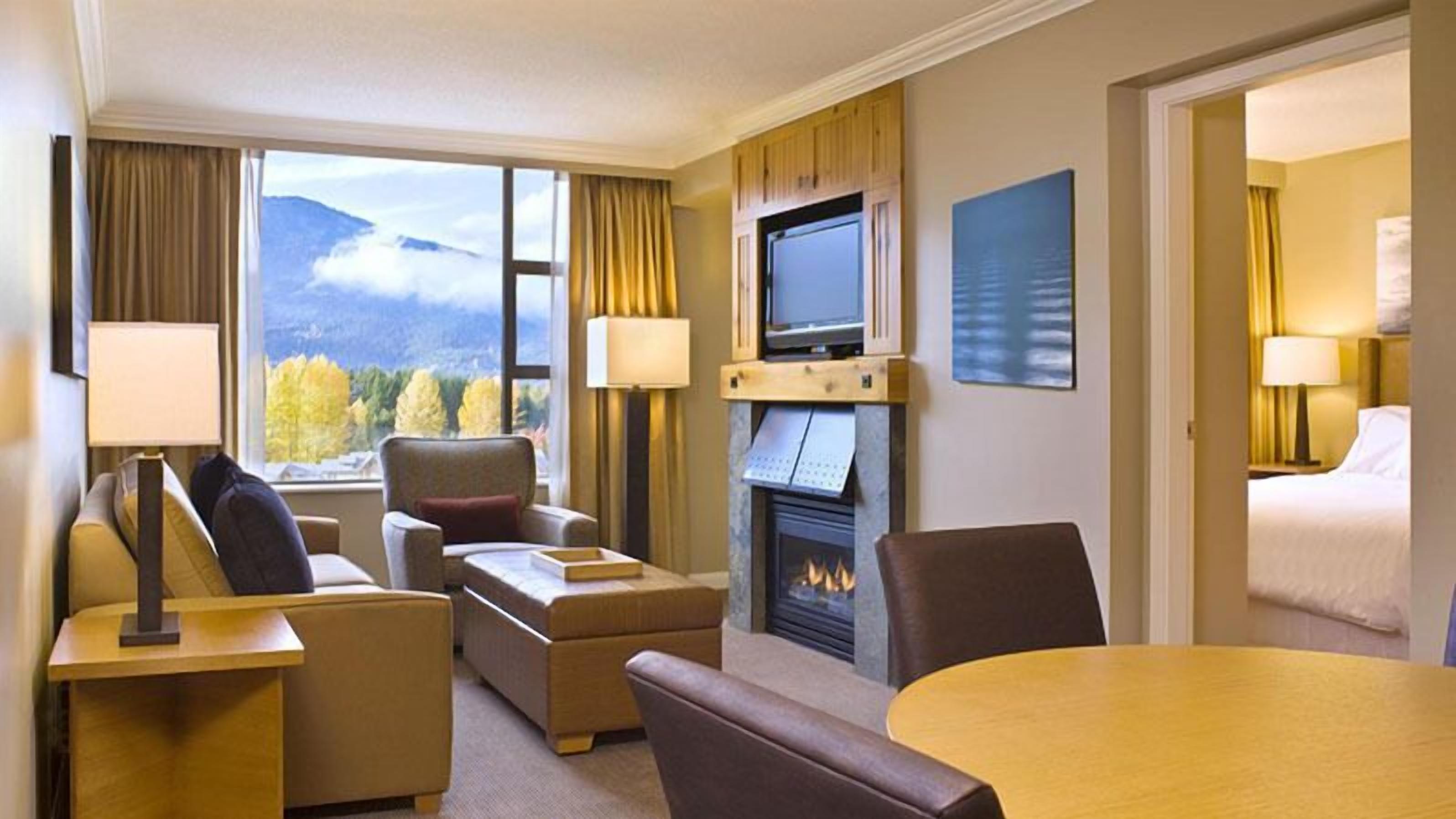 Deluxe Studio, 1 Queen Bed with Sofa bed | Minibar, in-room safe, desk, iron/ironing board