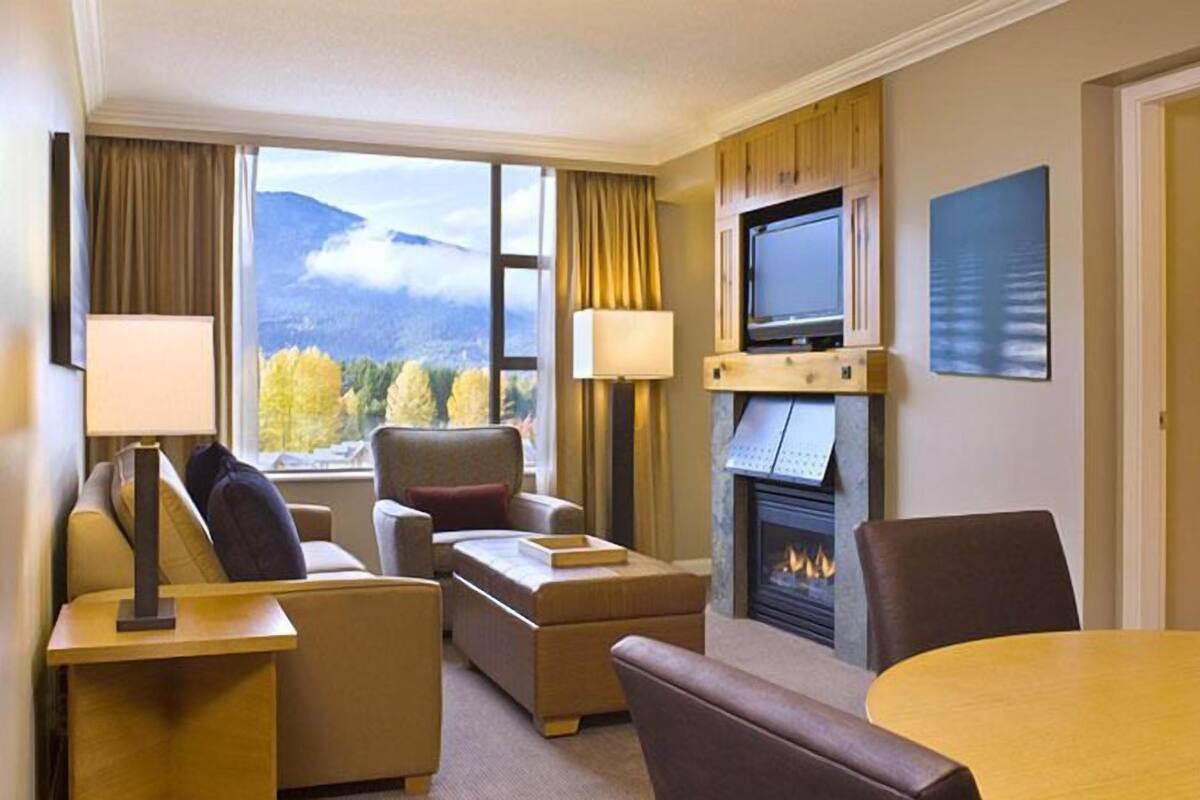 Deluxe Studio, 1 Queen Bed with Sofa bed | Minibar, in-room safe, desk, iron/ironing board