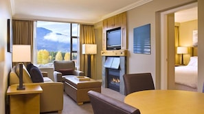 Deluxe Studio, 1 Queen Bed with Sofa bed | Minibar, in-room safe, desk, iron/ironing board