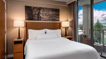 ميني بار وخزنة داخل الغرفة ومكتب ومكواة/لوح كي