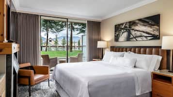 Minibar, in-room safe, desk, iron/ironing board