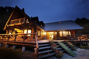 Fachada de la propiedad por la tarde o noche