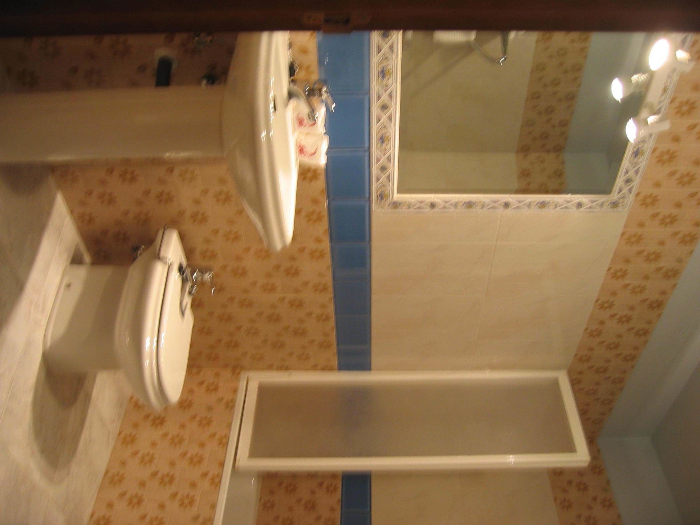 Un baño con inodoro, lavamanos y bañera.