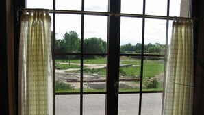 A window with a view of a park and a road. - Centro de Turismo Rural Lajafriz (Fonfria)