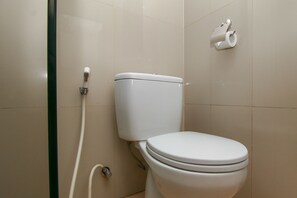Dusche, kostenlose Toilettenartikel, Haartrockner, Hausschuhe