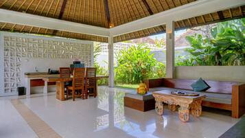 Vila Eksekutif, 1 kamar tidur | Area keluarga | Televisi LED 32-inci dengan saluran TV kabel, TV, dan Netflix