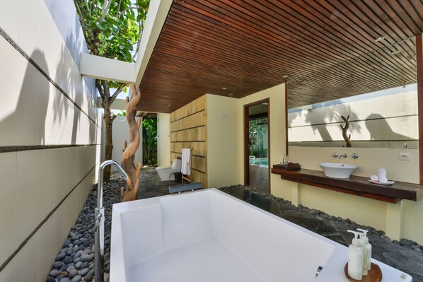 Bathroom - Avery Le Nixsun Villas by Waringin Hospitality (Ungasan)