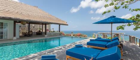 3 piscines extérieures, chaises longues