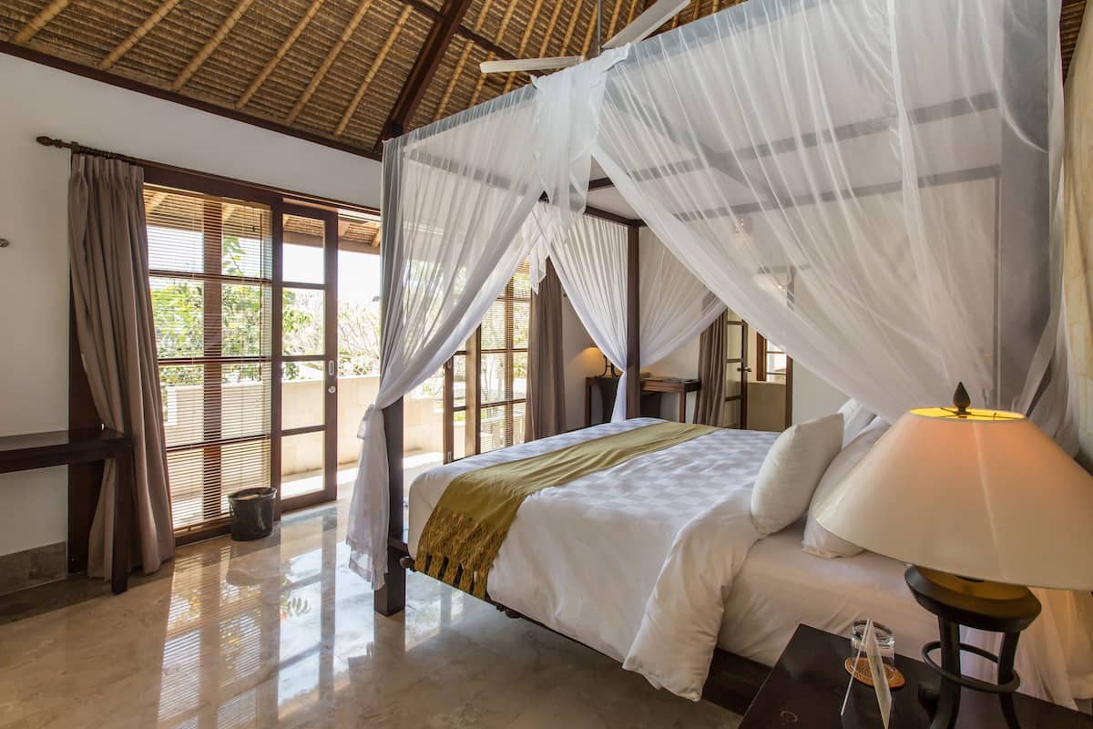 Villa Karang Nusa (3 Bedrooms Villa) | In-room safe, desk, cribs/infant beds, rollaway beds