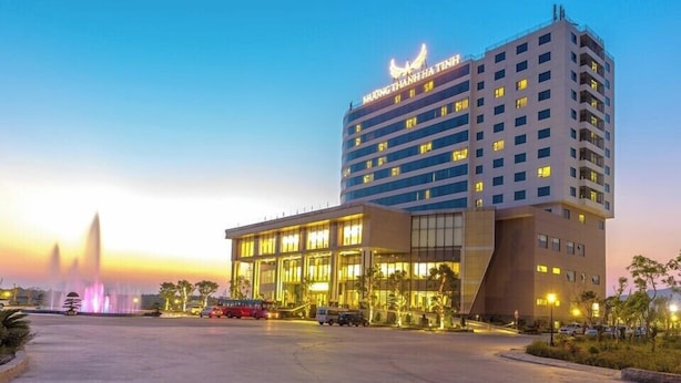 Un hôtel au design moderne, doté d’une entrée imposante et d’un grand parking.