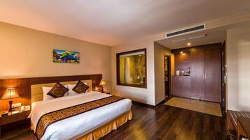 Phòng đôi Deluxe | Bộ đồ giường cao cấp, nệm có lớp đệm bông, minibar