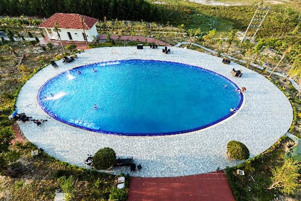 Utomhuspool och parasoller