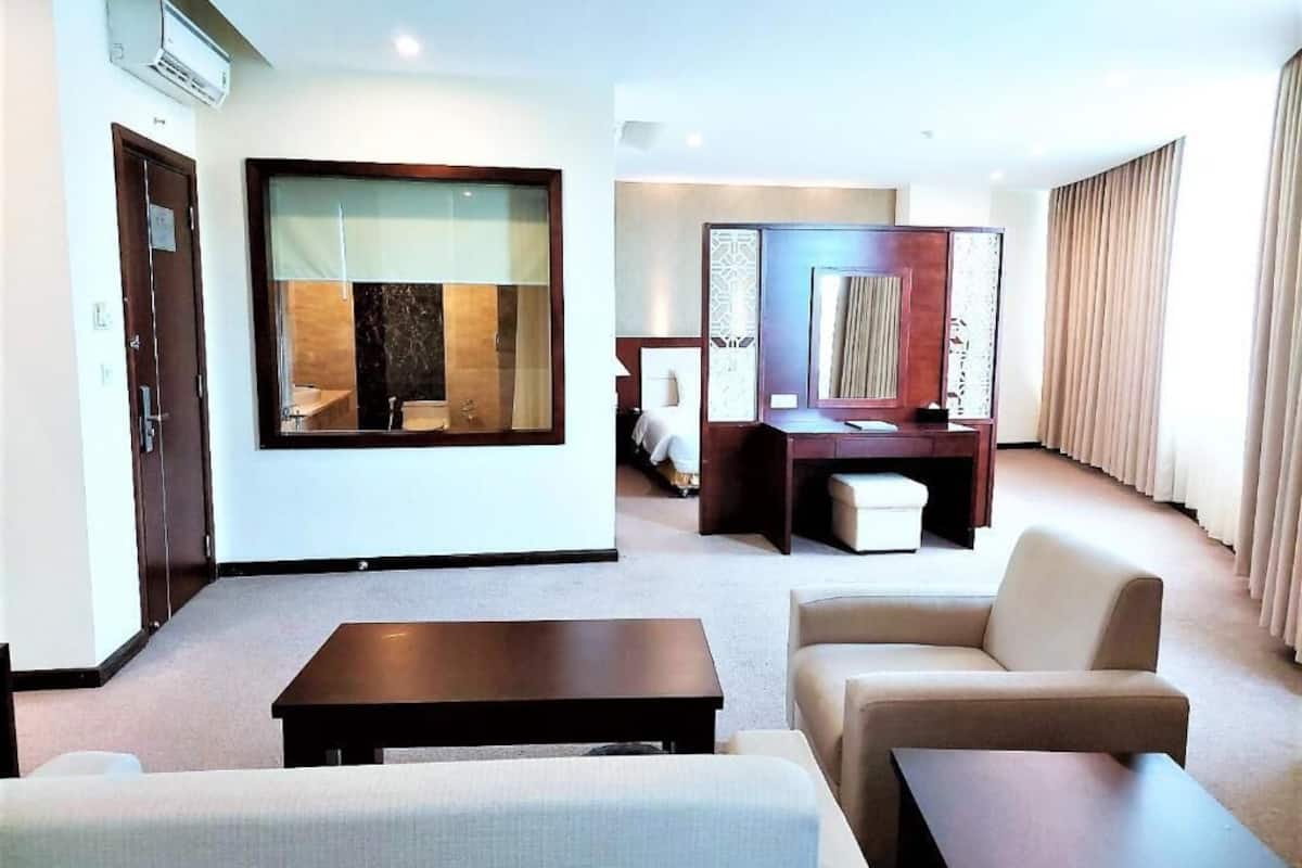 executive suite | 1 bedroom, premium bedding, pillow-top beds, minibar