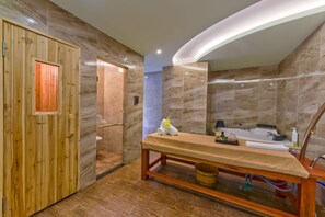 Ein moderner Spa-Bereich mit einer Holzbank, einer Badewanne und einer Holztür.