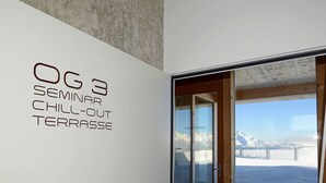 A wall with the text "OG 3 SEMINAR CHILL-OUT TERRASSE". - Venet Gipfelhütte (Zams)