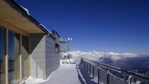 A snow-covered balcony with a view of snow-capped mountains. - Venet Gipfelhütte (Zams)