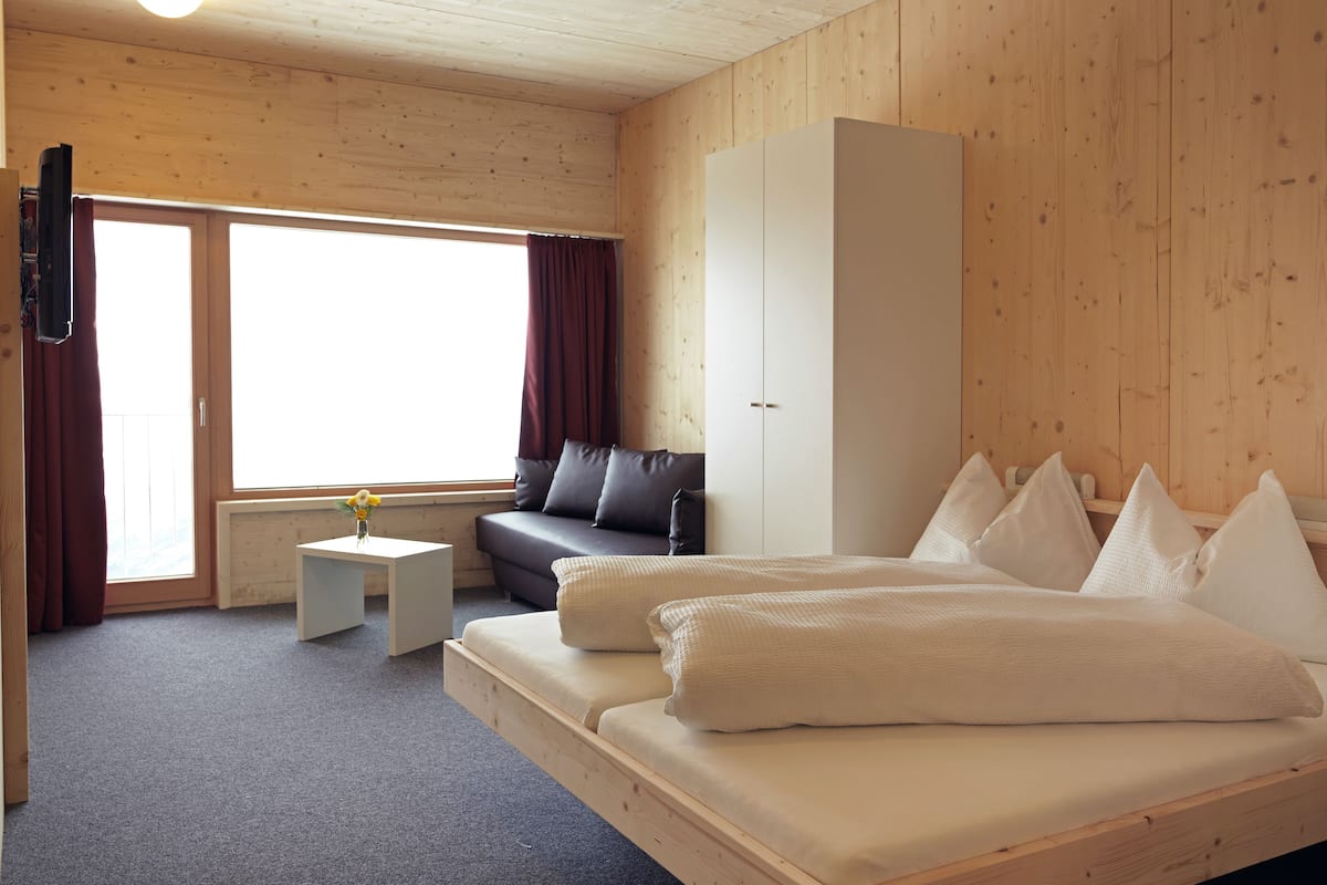 free cots/infant beds, wifi, bed sheets