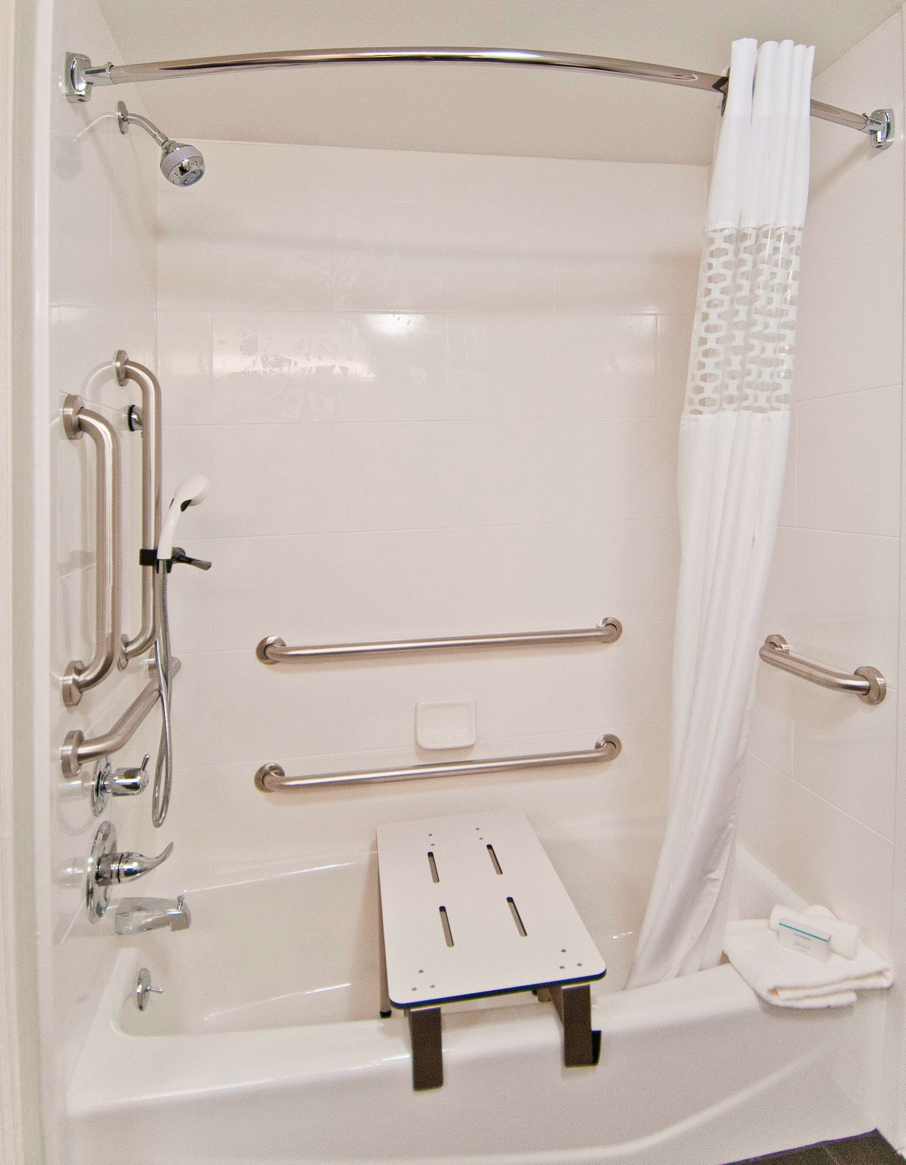 combined shower/bathtub, hair dryer, towels