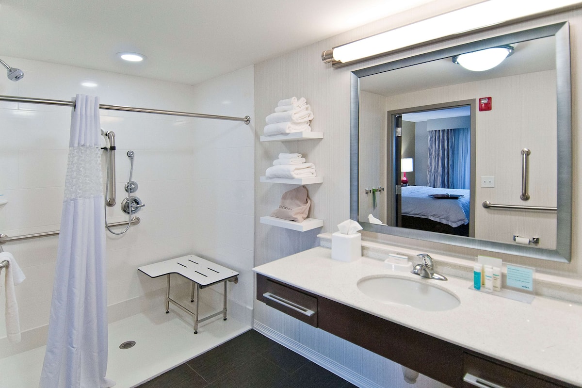 studio, accessible, non smoking | bathroom | combined shower/bathtub, hair dryer, towels