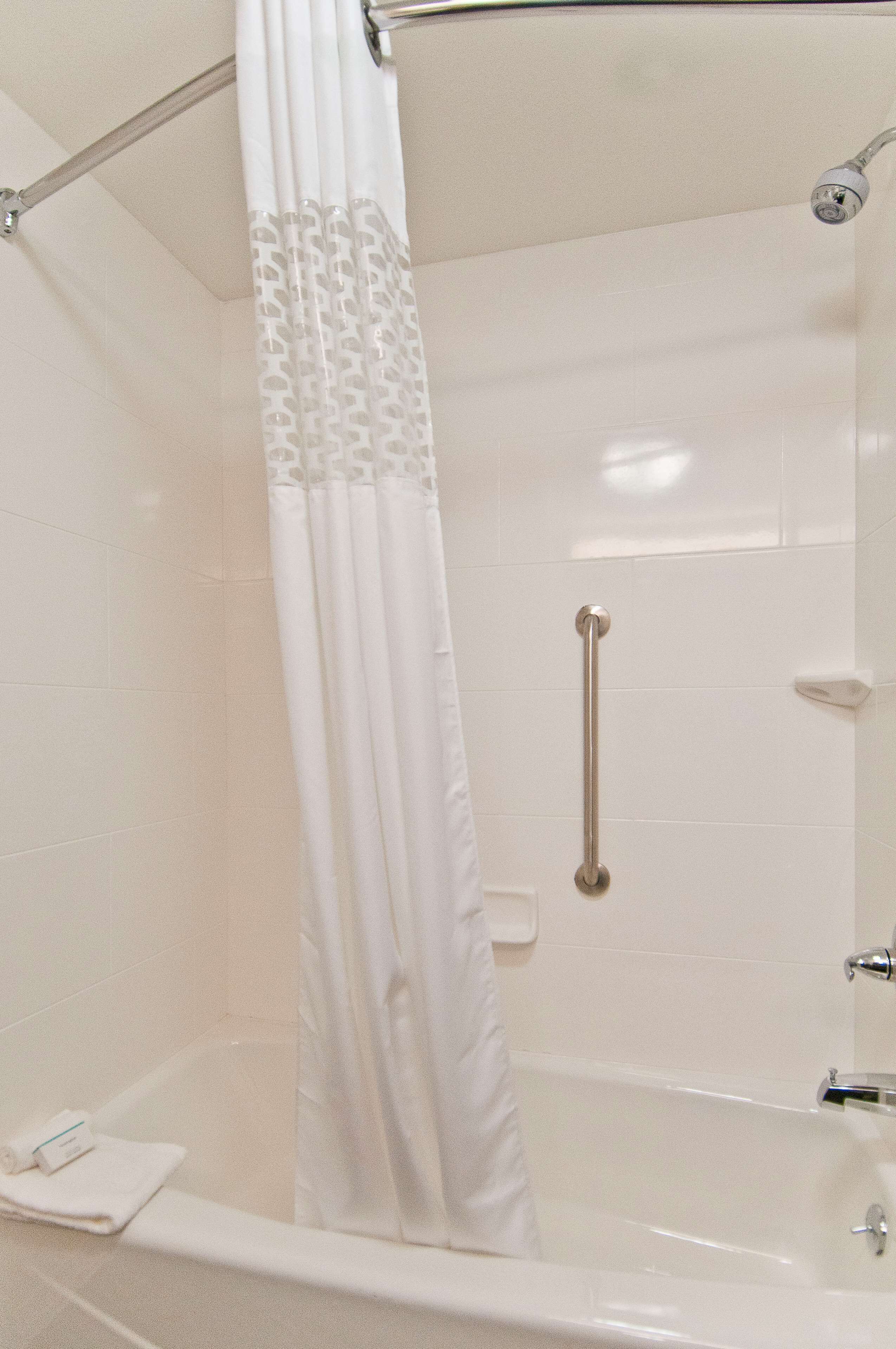 combined shower/bathtub, hair dryer, towels