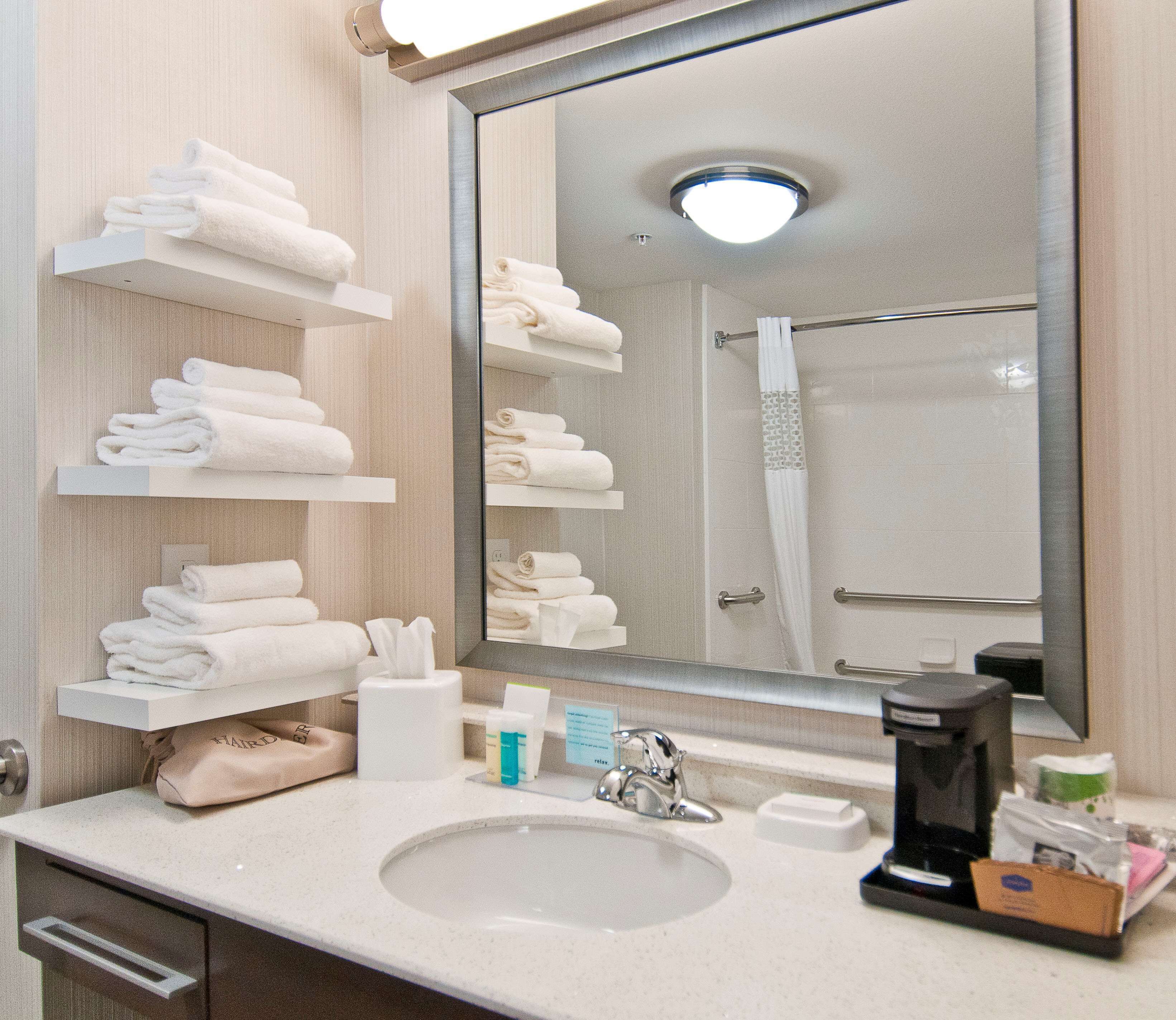 combined shower/bathtub, hair dryer, towels