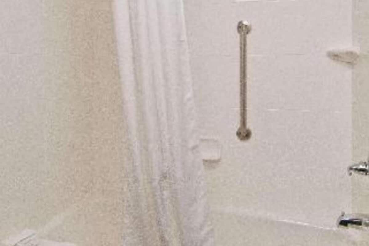 Bathroom | Combined shower/bathtub, hair dryer, towels