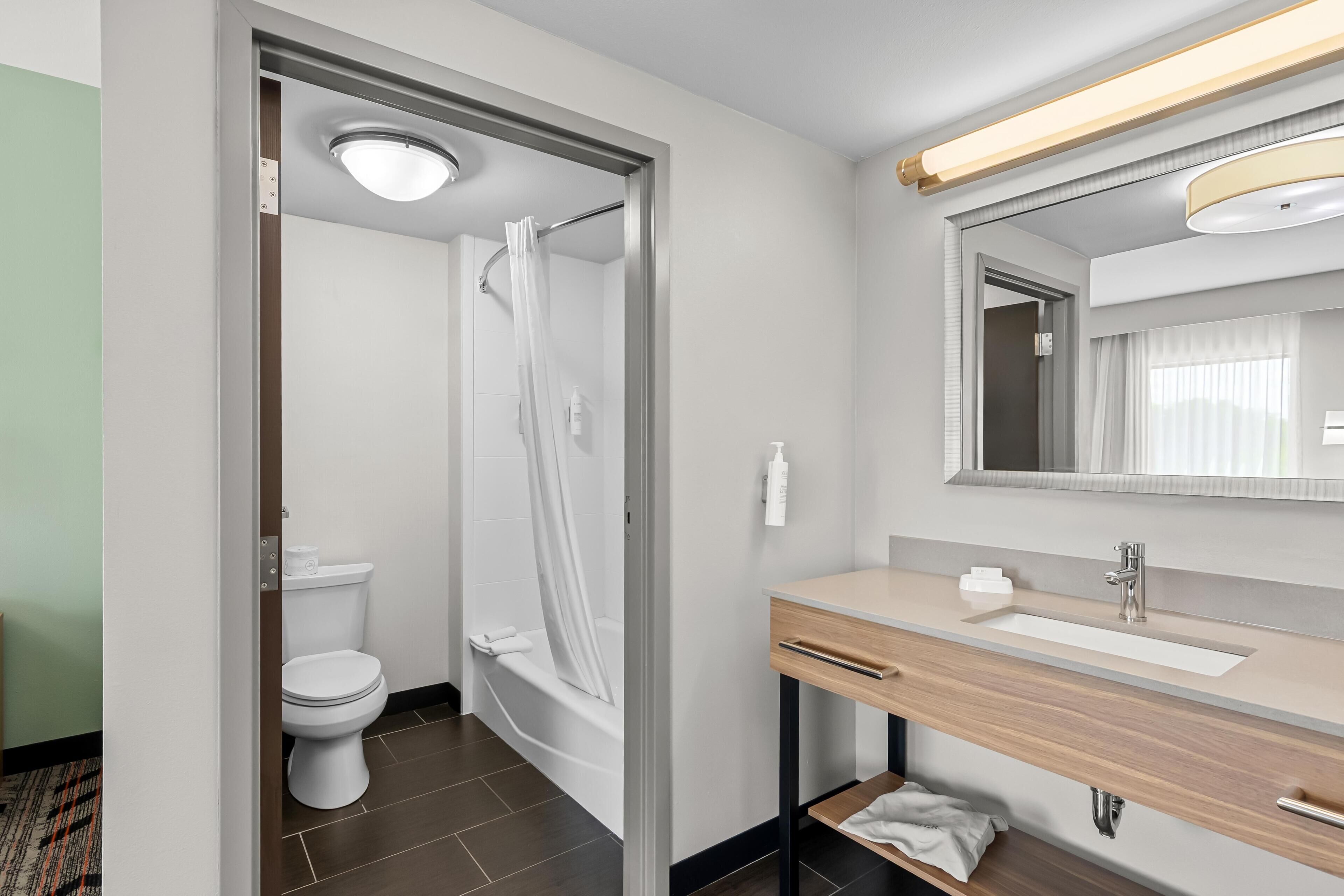 Combined shower/bathtub, hair dryer, towels