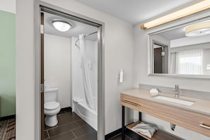 Combined shower/bathtub, hair dryer, towels