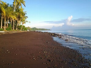 On the beach, black sand, beach towels, scuba diving - Bali Dive Resort and Spa (Tulamben)