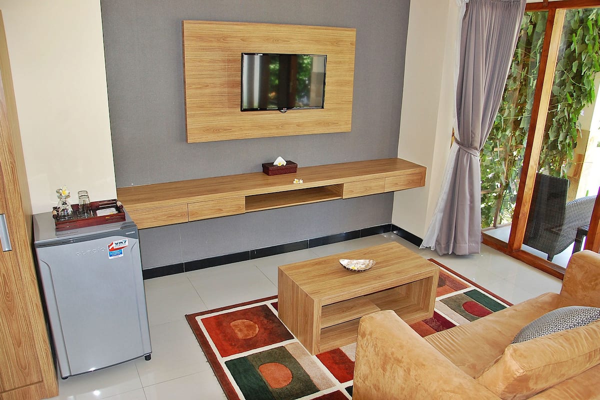 32-inch flat-screen tv with digital channels, tv